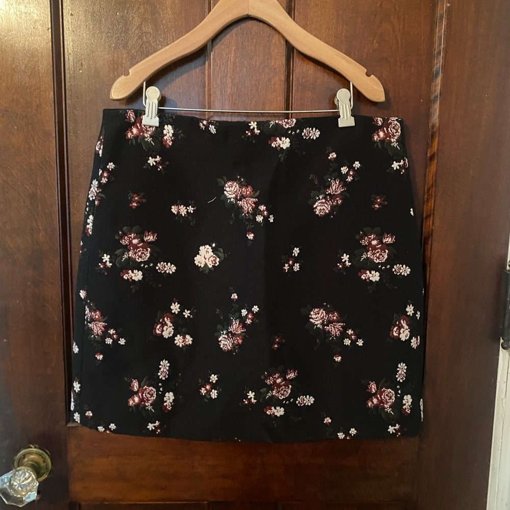 Lift floral skirt